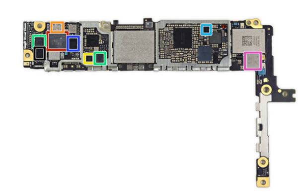 ▲붉은색 네모안에는 무라타240 프론트엔드 모듈이 들어있다.▲오렌지색은 RF 마이크로디바이시스의 RF5150안테나스위치다. ▲노란색은 NXP의 1610A3다.(아이폰5S,5C에서 사용된 1610A1로 보인다.) ▲연록색은 애플/시러스로직의 338S1285 오디오IC다.(아이폰5S에서 발견되는 338S1202 오디오코덱으로 보인다.) ▲하늘색은 텍사스인스투루먼트의 TPS65730A0P 파워매니지먼트IC로 보인다. ▲파란색은 퀄컴의 WTR3925 무선주파수 트랜시버다. ▲분홍색은 스카이웍스의 SKY13701 W랜 프론트엔드 모듈이다. ▲검은색은 텍사스인스투루먼트의 TI 57A5KXI다.사진=아이픽스잇