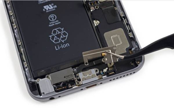 아이폰6S플러스의 탭틱엔진 크기는 15x8x4.9mm다. 아이폰6S에서는 35x6x3.2mm다.