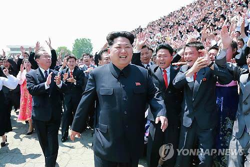 (평양 조선중앙통신=연합뉴스) 김정은 북한 국방위원회 제1위원장이 제2차 전국청년미풍선구자대회 참가자들과 기념사진을 찍었다고 조선중앙통신이 17일 보도했다. 촬영에는 황병서 군 총정치국장, 최룡해 노동당 비서, 리일환 당 부장, 전용남 청년동맹 중앙위원장이 함께했다. 2015.5.17 photo@yna.co.kr (끝)