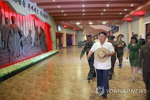 (평양 조선중앙통신=연합뉴스) 북한 조선중앙통신은 김정은 북한 국방위원회 제1위원장이 신천박물관을 찾았다고 23일 보도했다. 신천박물관은 한국전쟁 시기 황해남도 신천 지역에 주둔한 미군의 만행을 입증하는 사료를 전시한 곳이다. 2015.7.23 photo@yna.co.kr (끝)