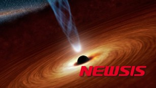 【서울=뉴시스】초대형 블랙홀이 발견됐다. 영국의 킬대학교와 센트럴렝커셔 대학교의 연구진이 새로 발견한 은하 SAGE0536AGN의 중앙에 위치한 이 블랙홀은 태양 질량보다 수십억 배에 이르며, 이 크기의 은하에서 볼 수 있는 블랙홀 크기의 30배다. 사진은 블랙홀의 모습을 그린 것. (사진출처: CNN) 2015.09.28.