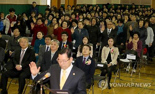아현방송통신중학교 입학생 선서     (서울=연합뉴스) 백승렬 기자 = 아현중학교 부설 방송통신중학교 입학생들이 14일 서울시 마포구 아현중학교에서 열린 서울 최초의 방송통신중학교인 `아현중학교 부설 방송통신중학교' 입학식에서 입학생 선서를 하고 있다.       방송통신중학교는 중학교 학력이 없는 학습자들이 중졸 학력을 인정받을 수 있는 정류 공립중학교다. 2015.3.14     srbaek@yna.co.kr