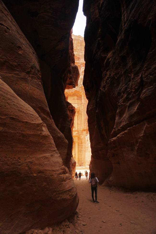 협곡 끝에서 황금빛 신전인 알 카즈네가 보인다.