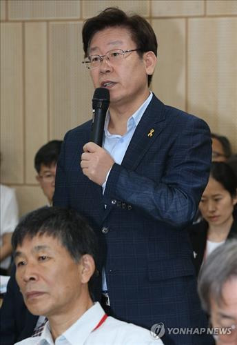 (세종=연합뉴스) 김주성 기자 = 이재명 성남시장이 11일 정부세종청사에서 열린 국회 보건복지위원회의 보건복지부 국정감사에 증인으로 출석, 성남시가 추진하는 '공공산후조리원' 제도에 대한 새누리당 이명수 의원의 질의에 답하고 있다. 2015.9.11 utzza@yna.co.kr
