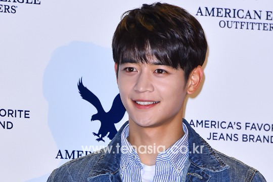 그룹 샤이니 민호가 6일 오후 서울 청담동 씨클드로 카페에서 진행된 아메리칸이글 아웃피터스 에어리 브랜드 론칭 및 홀리데이 컬렉션 공개 기념 행사에 참석해 포토타임을 갖고 있다.