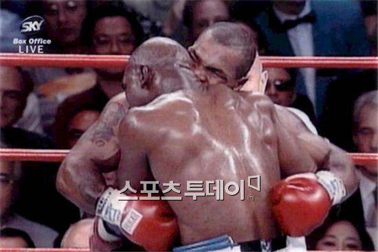 마이크 타이슨이 에반더 홀리필드의 귀를 물어뜯고 있다. /사진= 경기 영상 화면 캡쳐
