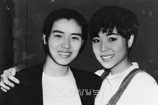 [1994년 그룹 잼(ZAM)출신의 윤현숙과 여성 듀오 `코코`로 활동하던 모습. 중앙포토]