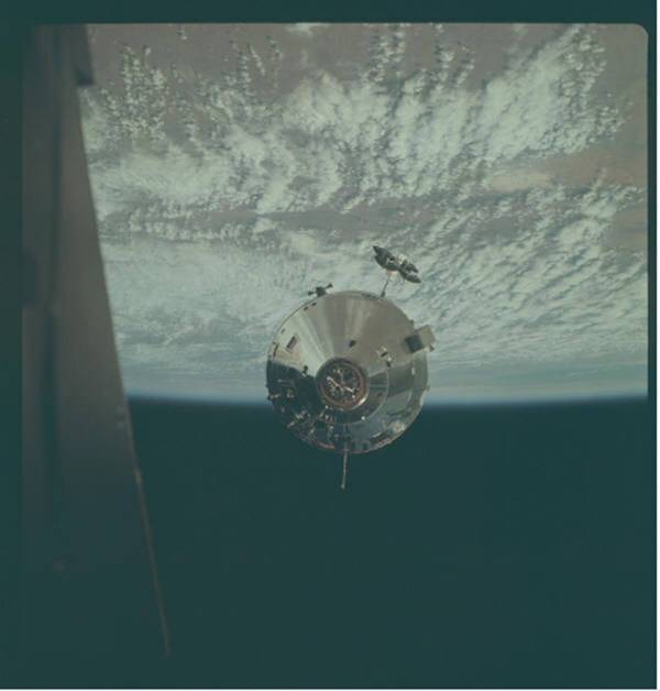 달착륙선에서 촬영한 아폴로9호의 사령선과 서비스모듈. 1969년 3월 촬영했다. 사진=나사