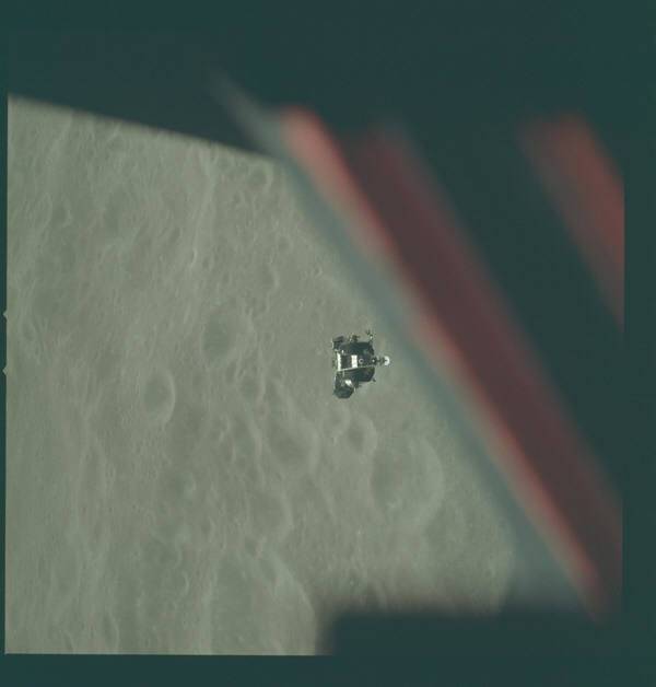 아폴로10호의 달착륙선 스누피가 사령선 찰리 브라운으로 다가가고 있다. 아폴로11호 달착륙을 앞둔 비행사들의 최종점검 실행비행이다. 사진=나사