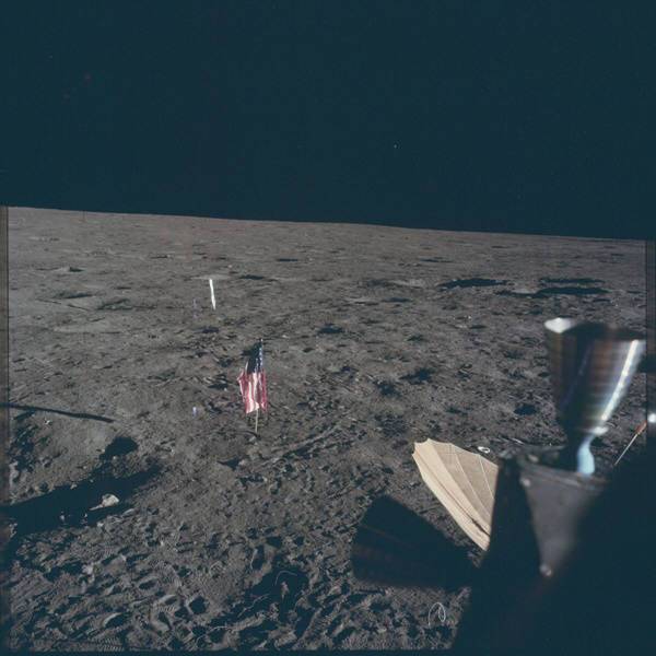아폴로12호가 달에 세운 성조기. 달에는 대기가 없다. 바람도 없다. 사진=나사