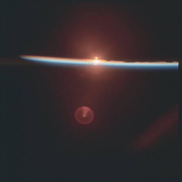 아폴로17호가 촬영한 우주에서 태양이 뜨는 모습. 태양빛이 지구의 푸른 대기를 비쳐주고 있다. 사진=나사