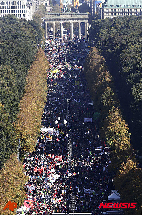 【 베를린=AP/뉴시스】독일 베를린 브란덴부르크문 앞 광장에서 10일(현지시간) 수십만명이 미국과 유럽연합 간 환대서양무역투자파트너협정(TTIP) 반대 시위를 벌이고 있다.