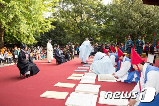 2014년 전주시 경기전에서 포쇄 재현행사가 열리고 있다. 올해는 17일 한옥마을과 경기전에서 열린다.(전주시제공)2015.10.12/뉴스1© News1