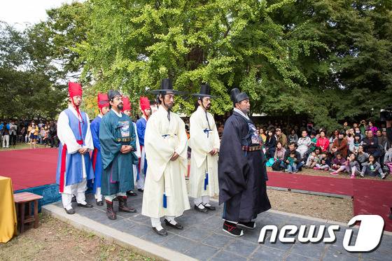 2014년 전주시 경기전에서 포쇄 재현행사가 열리고 있다. 올해는 17일 한옥마을과 경기전에서 열린다.(전주시제공)2015.10.12/뉴스1© News1