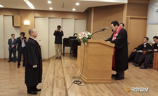 기독교대한하나님의성회(여의도순복음총회)로부터 목사 안수를 받고 있는 이진우. 국민일보DB