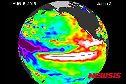 【서울=뉴시스】지난 8월5일 서태평양의 따뜻한 해류(밝은 오렌지색, 붉은색, 흰색 부분)가 적도를 따라 동쪽으로 흐르며 엘니뇨 현상을 보이고 있다. (사진출처: 월 스트리트 저널) 2015.09.02.