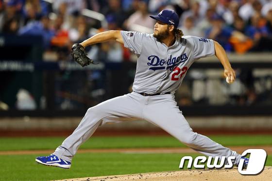 17일(한국시간) 미국 메이저리그 공식 홈페이지 엠엘비닷컴(MLB.com)에 따르면 LA 다저스의 클레이튼 커쇼가 6년 연속 개막전 선발 투수로 나설 전망이다.© AFP=News1