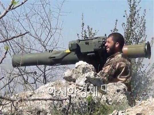 한 시리아 반군이 토우 대전차 미사일을 조준하고 있다.