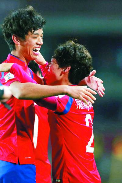 '최진철호'의 공격수 오세훈(왼쪽)이 21일(한국시간) 칠레 라 세레나의 라 포르타다스타디움에서 열린 2015 국제축구연맹 U-17 월드컵 조별리그 2차전 기니와의 경기에서 후반 추가시간에 왼발 슈팅으로 결승골을 터뜨린 뒤 수비수 박명수와 얼싸안으며 기뻐하고 있다. 지난 18일 브라질과의 1차전에서 1대 0으로 이긴 한국은 기니와의 2차전에서도 1대 0 승리를 거두고 24일 치르는 잉글랜드와의 3차전 결과에 관계없이 16강 진출을 확정지었다. 대한축구협회 제공