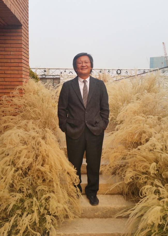 프라이빗 공간인 4층 펜트하우스에서 포즈를 취한 박 회장. 옥상정원이 갈대밭으로 둘러싸여 있어 운치를 더한다. [사진=김아미 기자/amigo@heraldcorp.com]