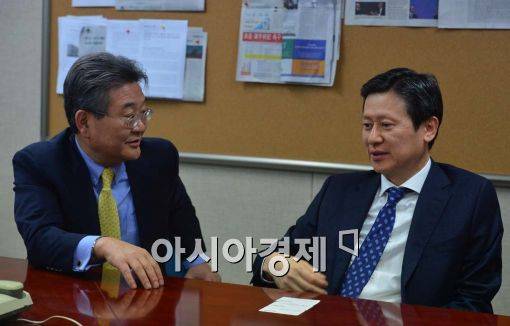 지난 22일 아시아경제 편집국을 찾은 신동주 전 일본 롯데홀딩스 부회장(오른쪽)과 민유성 나무코프 회장