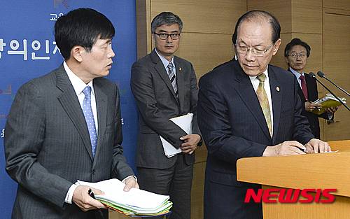 【서울=뉴시스】최진석 기자 = 황우여 사회부총리 겸 교육부 장관이 27일 오후 서울 세종로 정부서울청사 브리핑실에서 한국사 교과서 국정화 관련 긴급 브리핑을 하던중 관계자의 설명을 듣고 있다. 2015.10.27. myjs@newsis.com