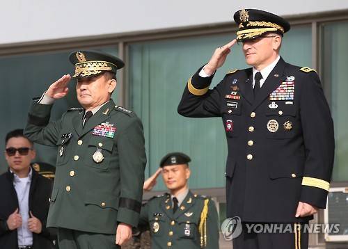 이순진 대한민국 합참의장(왼쪽)과 커티스 스카파로티 한미연합군 사령관. <<연합뉴스 자료사진>>