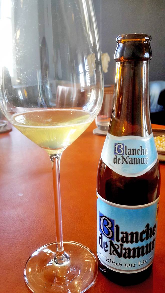 음식과 어울리는 나무르 현지 화이트 맥주.