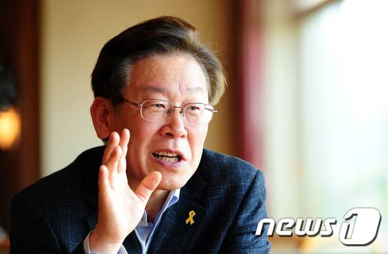 29일 오전 전북 전주시 르윈호텔에서 뉴스1 제3회 지역창조포럼에 참석한 이재명 성남시장이 인터뷰를 갖고 있다.2015.10.29/뉴스1 © News1 김대웅 기자