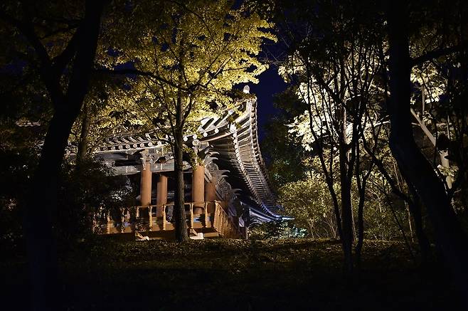 AF-S 24-70mm f/2.8E VR의 손떨림 방지 기능은 어두운 곳에서 유용하게 쓰인다.