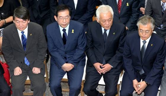 지난해 5월 당시 새정치민주연합 서울시장 후보였던 박원순 시장(왼쪽 두번째)이 서울 종로 원순씨 캠프희망에서 열린 오픈하우스 캠프 출범식에서 안철수, 김한길 공동대표, 문재인 의원과 나란히 앉아 있다. /사진=뉴스1 사진DB