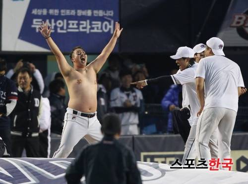 우승공약 세레모니를 하고 있는 두산 유희관. 스포츠코리아 제공