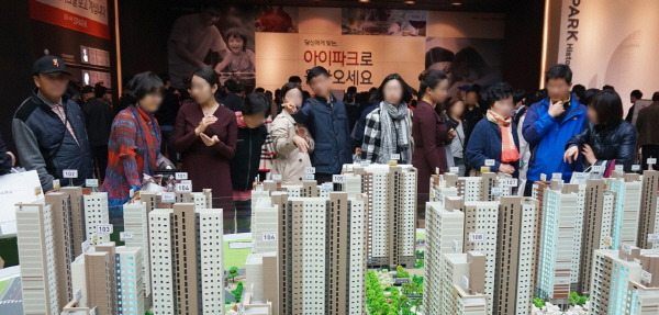 지난 30일 분양에 들어간 김포 사우, 한강 아이파크 모델하우스에 몰린 인파.