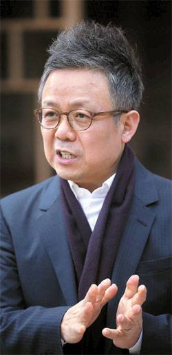 배철현 교수는 지식과 정보의 양으로만 본다면 “스마트폰 하나가 서울대생 3000명보다 똑똑하다”면서 “위키피디아에 없는 생각을 할 줄 아는 학생을 뽑는 게 중요하다”고 말했다. [오종택 기자]