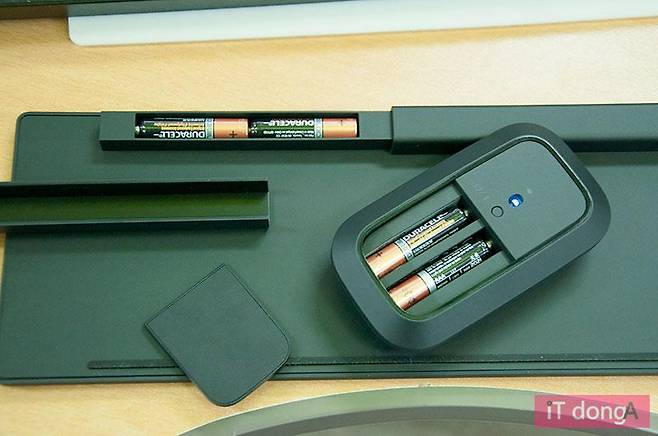 자석으로 고정되는 배터리 덮개