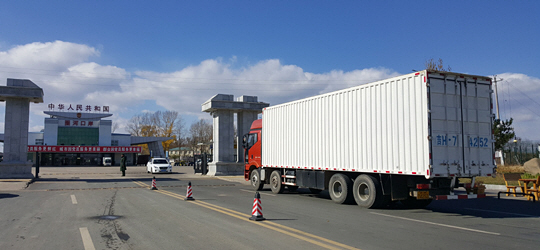 10월 28일 화물을 실은 컨테이너 트럭이 북한으로 입국하기 앞서 중국 측 취안허 세관으로 들어가고 있다.