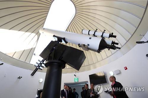 (부산=연합뉴스) 조정호 기자 = 12월 문을 여는 국립부산과학관 내부가 3일 공개되어 관람객들이 360㎜천체망원경을 살펴보고 있다. 국립부산과학관은 기장군 동부산관광단지 내 11만3천㎡의 부지에 전체면적 2만4천906㎡ 규모로 건립됐다. 내부시설로는 동남권 주력산업인 자동차, 항공, 조선, 원자력, 방사선의학을 주제로 한 상설전시관과 천체투영관, 천체관측소, 캠프관 등을 갖추고 있다. 전시물의 80%가 체험형이다. 2015.11.3     ccho@yna.co.kr
