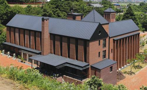 가르멜의 모후 수녀원은 수녀들을 위해 '고행'과 '침묵'의 공간을 기능적으로 잘 구현한 종교 건물이다. 특히 수도원 본동에 들인 두 개의 중정이 수도원 내 공간을 엄격하게 나누는 역할을 한다.