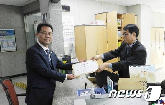 새누리당 이정현 국회의원(순천·곡성)이 검찰에 고발됐다. 법무법인 '진솔' 손훈모 변호사는 5일 11시 순천지청 앞에서 기자회견을 갖고 이정현 의원을 명예훼손 및 모욕죄로 광주지방검찰청 순천지청에 형사고발한다고 밝혔다. © News1 서순규 기자