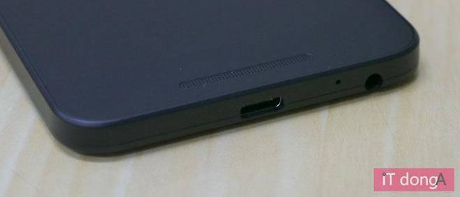 구글 넥서스5X의 USB 타입C 포트
