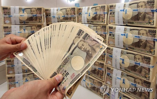 원/엔 재정환율 7년 3개월만에 최저치     (서울=연합뉴스) 홍해인 기자 = 대우조선해양의 대규모 수주 영향으로 원화가 강세를 띠며 원/엔 재정환율이 7년3개월 만에 최저치를 기록했다.      3일 서울 외환시장에서 원/엔 재정환율은 오후 3시 기준 100엔당 891.78원으로, 전일 같은 시간 기준가(892.51원)보다 0.73원 떨어졌다.      원/엔 환율이 이 같은 수준으로 추락한 것은 2008년 2월28일(880.80원) 이후 처음이다. 사진은 이날 오후 서울 을지로 외환은행 본점 위변조대응센터. 2015.6.3     hihong@yna.co.kr