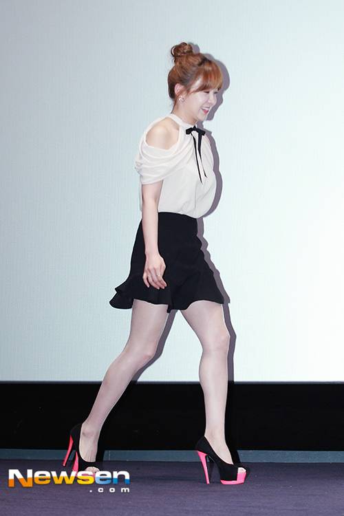 각선미를 뽐내며 포토월로 입장합니다