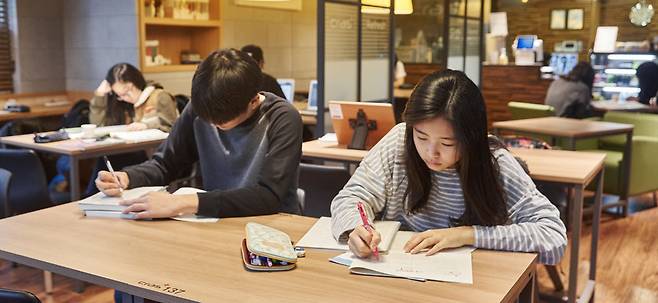 지난 7일 서울 잠실동 크라스플러스독서실 내 휴게실에서 학생들이 공부하고 있다. 이런 프리미엄 독서실은 기존 업체보다 월 5만~10만원 비싸지만 편리함·공부몰입도 때문에 인기다. [사진 레인보우]