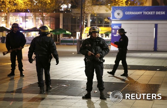 테러가 벌어진 프랑스 파리의 스타드 드 프랑스 축구 경기장 인근에 14일(현지시간) 수사당국이 경계태세를 늦추지 않고 있다. © 로이터=뉴스1