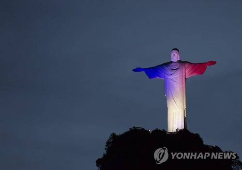 브라질 리우데자이네루 예수상에 물든 삼색기 (AP=연합뉴스)
