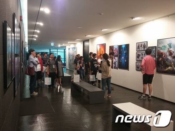 성남시민들이 판교에 입주한 한 게임업체를 둘러보고 있다.(성남시 제공)© News1