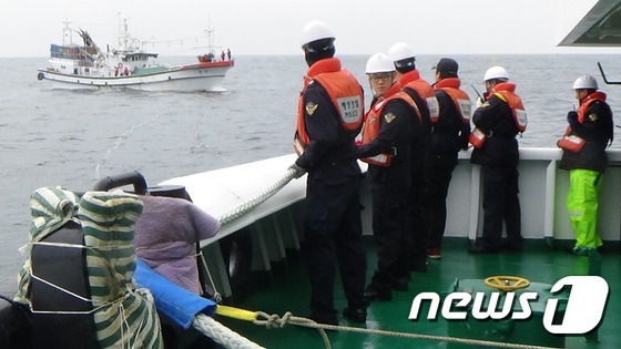 21일 제주해양경비안전서가 기관고장이 발생한 어선을 구조하고 있다.(사진제공=제주해경). © News1