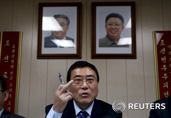 리흥식 북한 외무성 순회대사가 미국 뉴욕의 유엔본부에서 기자회견을 열고 북한인권결의안에 대한 반대 입장을 밝히고 있다./로이터-뉴스1