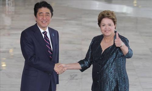 아베 총리(왼쪽)와 호세프 대통령은 지난해 8월 브라질리아에서 만나 양국 관계를 전략적 협력 단계로 끌어올리기로 합의했다.(출처:브라질 일간지 오 글로보)