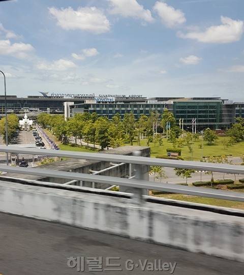 <수완나폼과 노보텔> 태국 첫날 묵은 노보텔과 수완나폼 공항은 사진처럼 지척에 있다. 하지만 도로사정상 셔틀 버스는 고가도로를 타고 둘러간다.